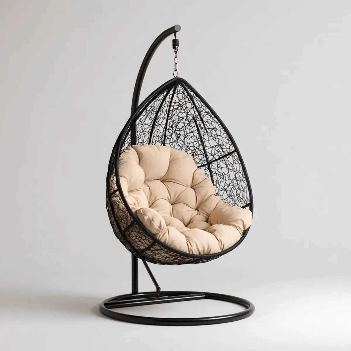 Hamak lub fotel wisz?cy, Czarny ogr¨®d wisz?cy fotel z be?ow? poduszk? w PE i stali 105 x 105 x 195 cm spadek